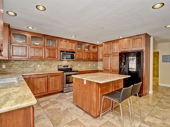 3rd image of 9156 Meadowrun Pl