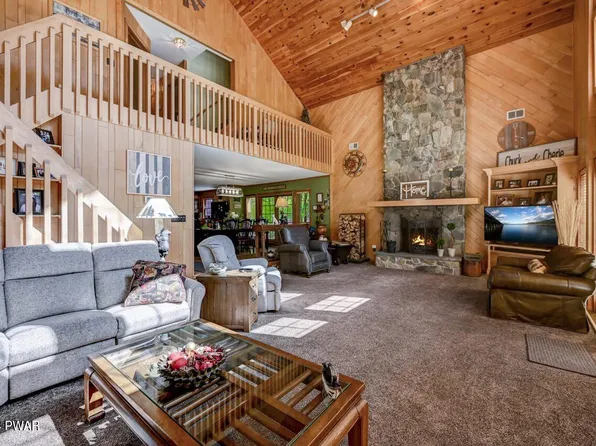 802 Peyton Pl, Lords Valley, PA 18428