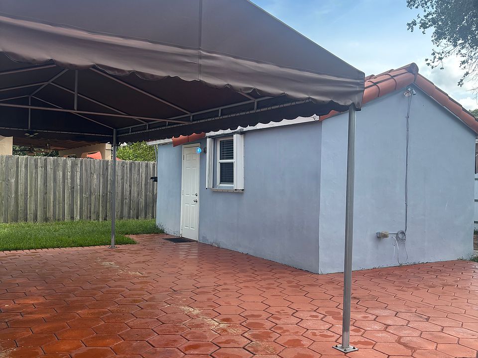 1st image of 300 SW 55th Ave #1