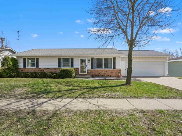 900 Valentine Dr, Dubuque, IA 52003