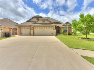 2704 Pebble Creek St, Moore, OK 73160