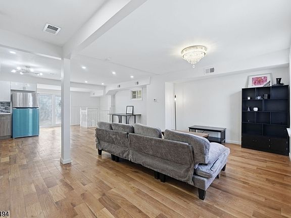 4th image of 64 Willoughby St