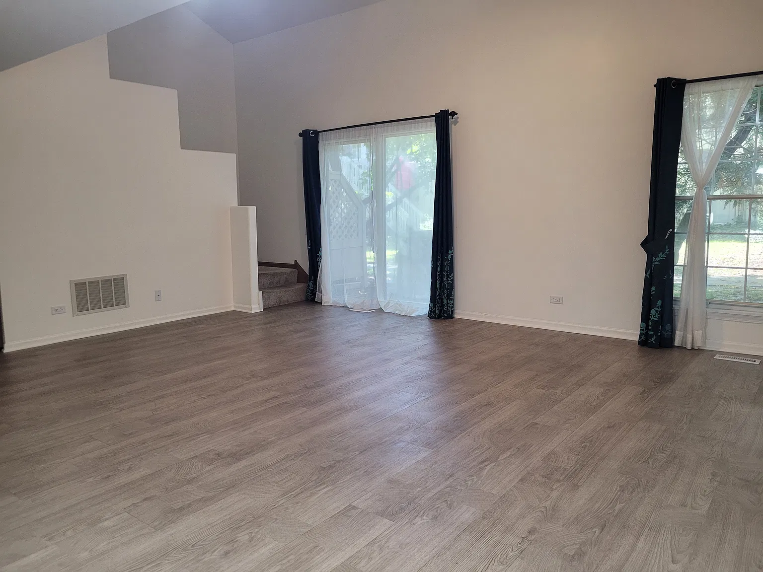 2 bed, 1.5 bath, 1126 sqft, $1,923 — Photo 2