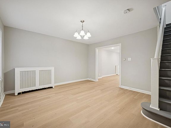 3rd image of 832 Kenmore Rd