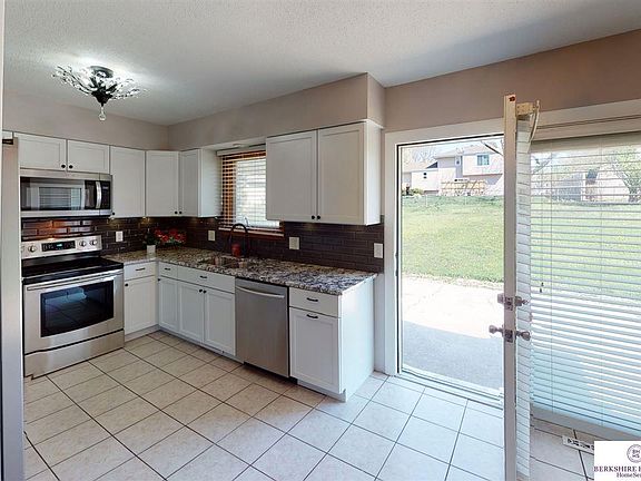 4th image of 16012 Wood Dr