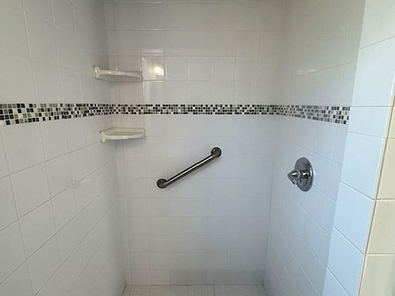 5th image of 1329 N Sultana Ave Unit A