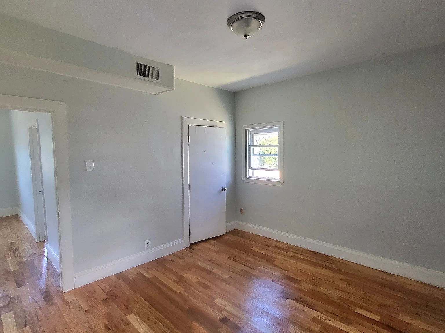 2 bed, 1050 sqft, $1,600 — Photo 3