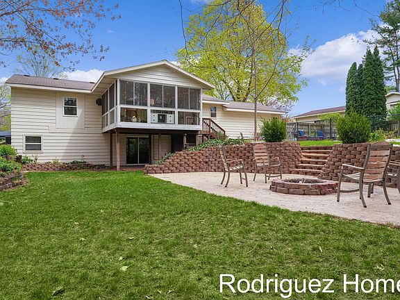 2nd image of 6895 Pinebrook Dr