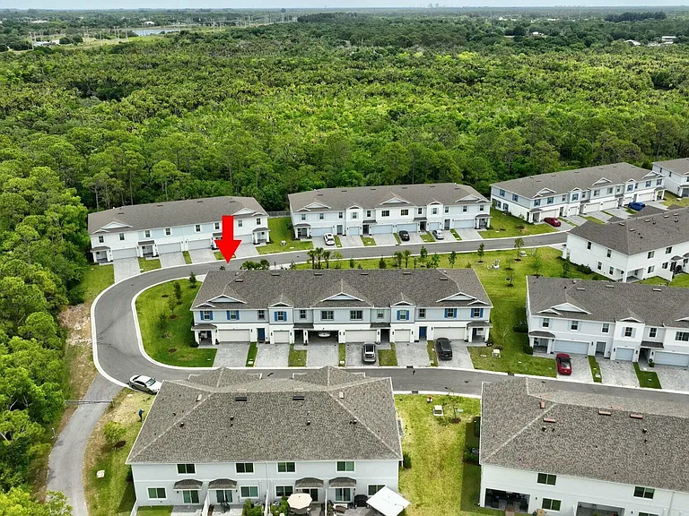 601 NE Waters Edge Ln — Photo 49