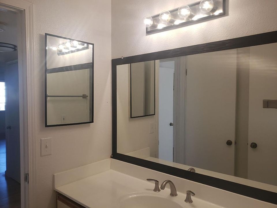 Bright lights in full-sized bathroom.