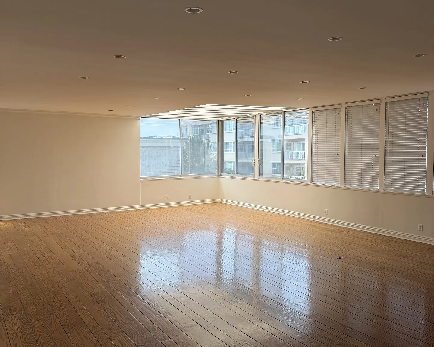 4 bed, 3.5 bath, 2800 sqft, $7,500 — Photo 1