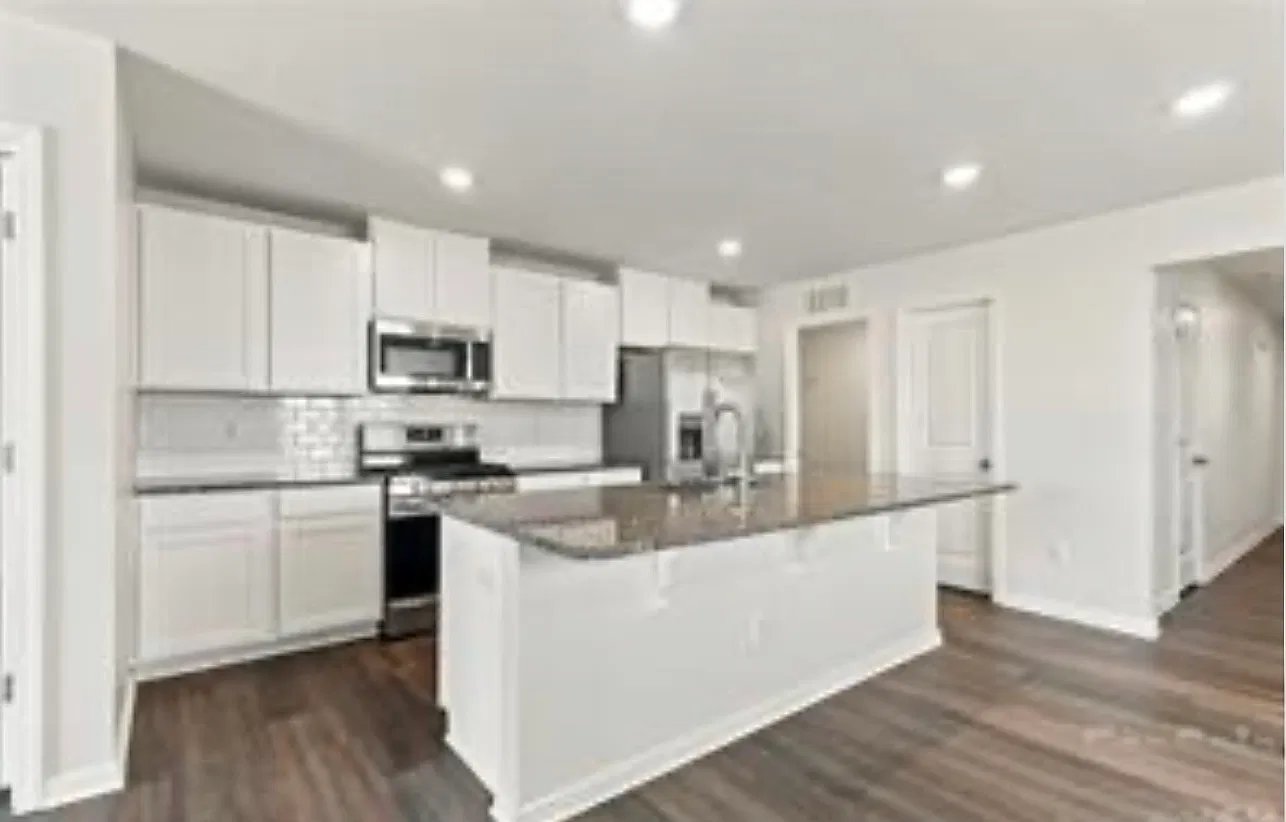5 bed, 2361 sqft, $2,300 — Photo 3