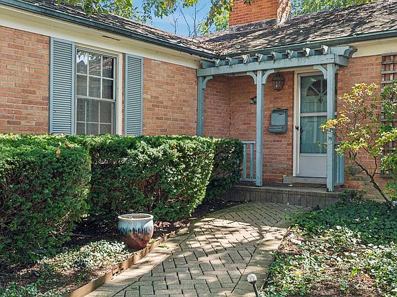 2nd image of 617 Green Briar Ln
