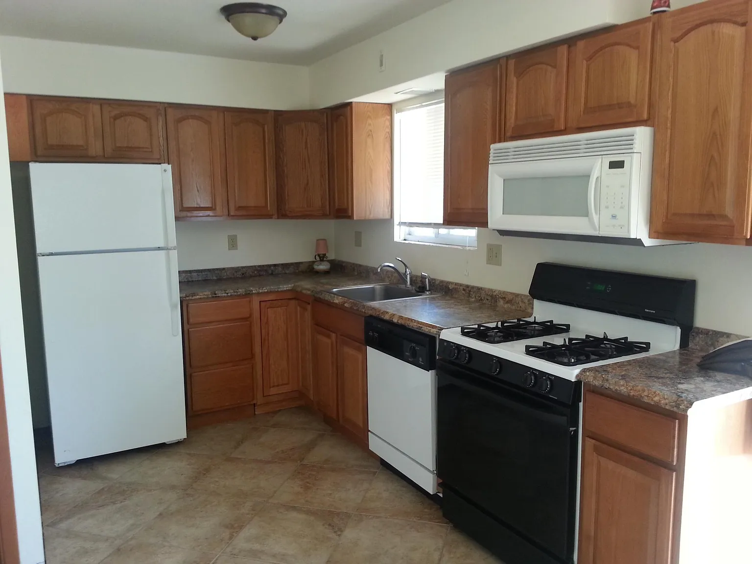 3 bed, 1.5 bath, 1500 sqft, $1,275 — Photo 3
