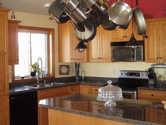 kitchen w/island
