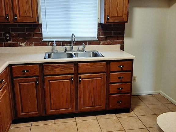 3rd image of 124 Dana Lynn Dr