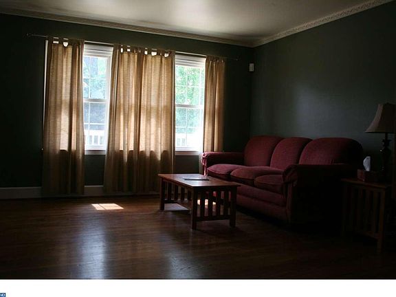 3rd image of 9 Broadfield Dr