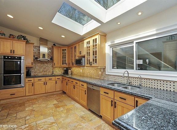 3rd image of 2710 Edgewood Ln