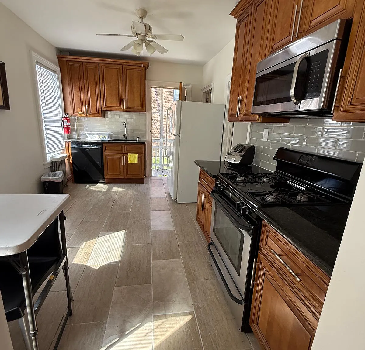 5 bed, 2091 sqft, $4,000 — Photo 1
