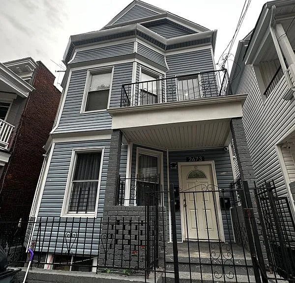 2673 Bainbridge Ave #2 — Photo 1