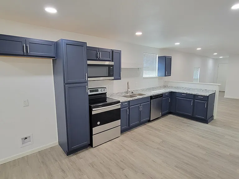 301 Robbins St — Photo 4