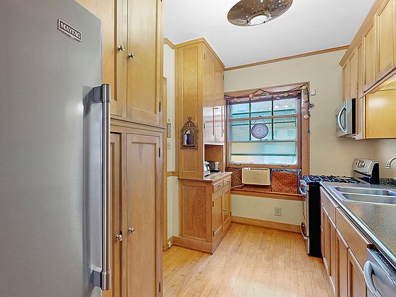 5th image of 1524 E 59th St APT B3