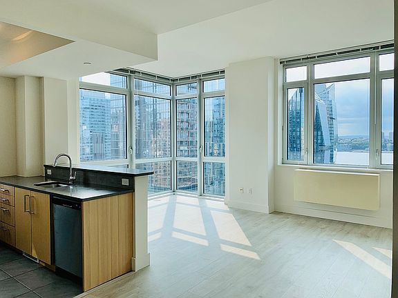 4th image of 229 W 60th St APT 20P