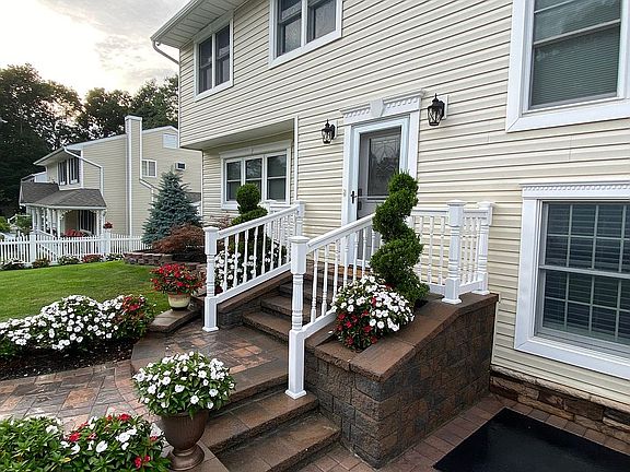 4th image of 33 Hillcrest St