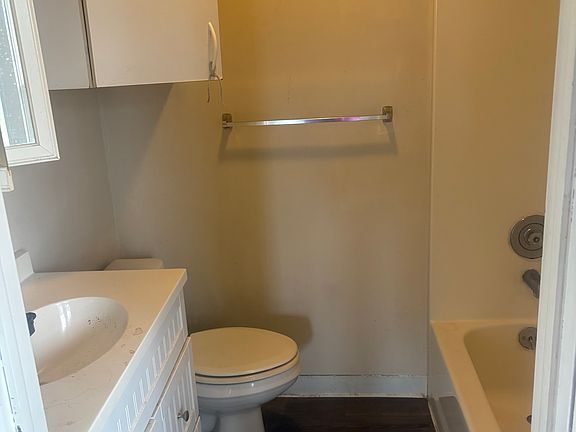 3rd image of 429 W Knox Ave