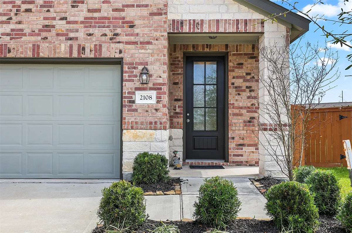 Building Photo - 2108 Sweet Bay Dr