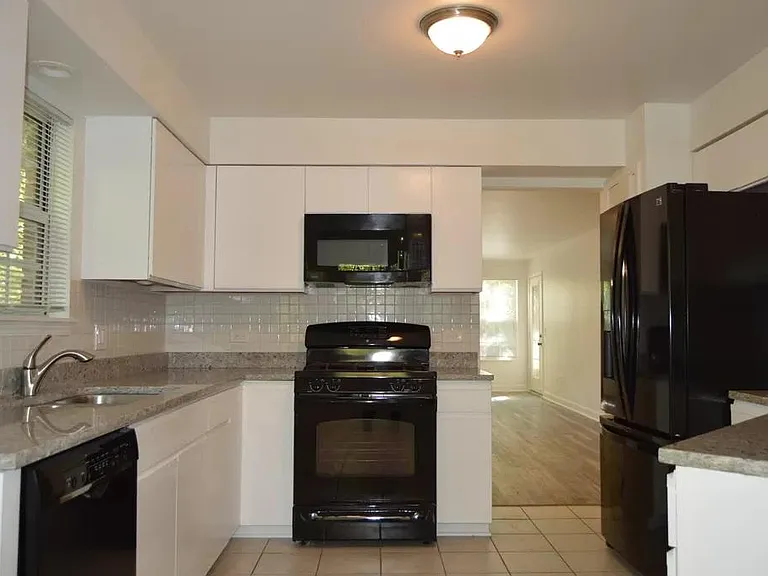2213 Camden Ln — Photo 5