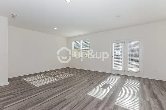 3 bed, 2.5 bath, 1421 sqft, $1,995 — Photo 3