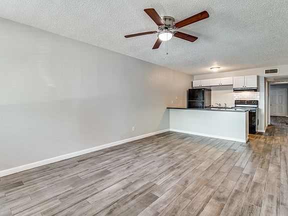 5th image of 520 Deshong Dr #27