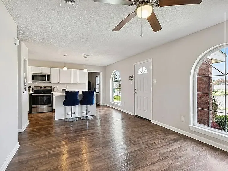 1105 Warren Dr — Photo 3
