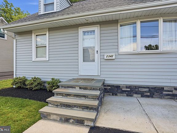 5th image of 2342 Dixon Ave