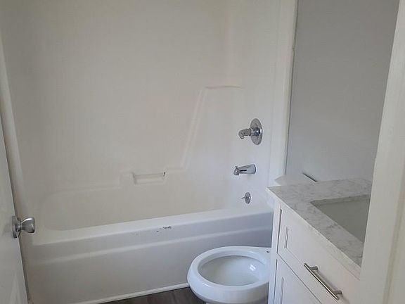 3rd image of 712 Ewing Blvd APT B