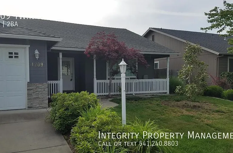 1209 Twin Rocks Dr — Photo 1