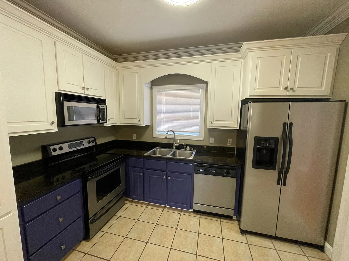 3 Bed/2.5 Bath — Photo 4