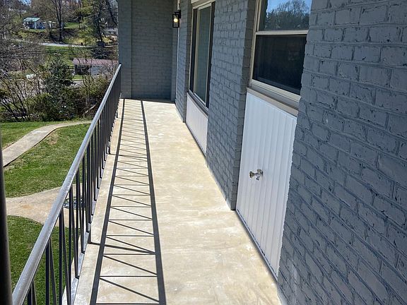 3rd image of 324 Greenway Dr #1/2