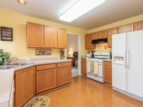 Kitchen with All Appliances (plus pantry closet)