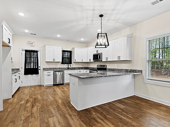3rd image of 102 Kelli Dr
