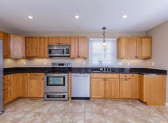 Awesome updated kitchen, stainless appliances, granite counter tops, under cabinet lighting, 18x18 c