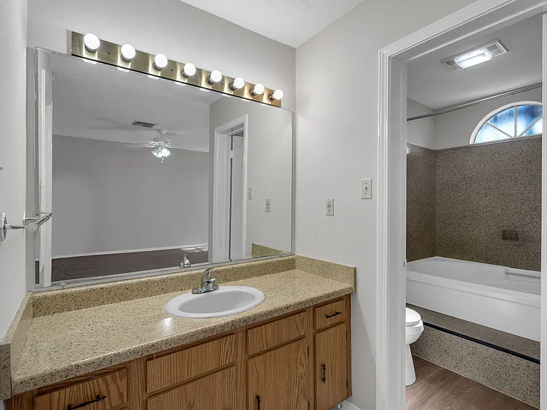 Woodlake Apartments — Photo 58