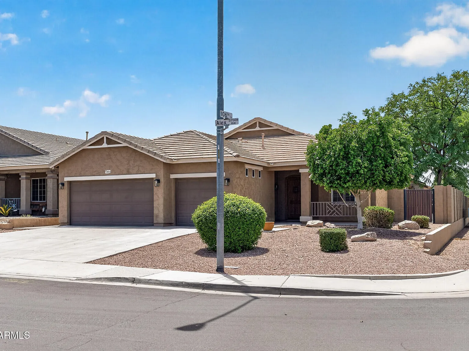 3 bed, 2.0 bath, 1968 sqft, $2,300 — Photo 2