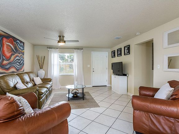 3rd image of 4280 Carlysle Ave