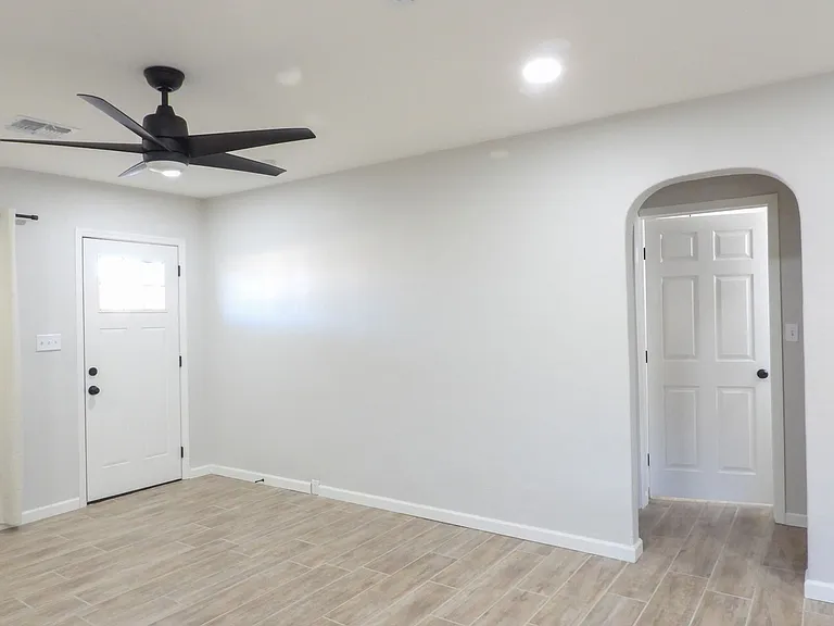 2639 N Fontana Ave — Photo 18