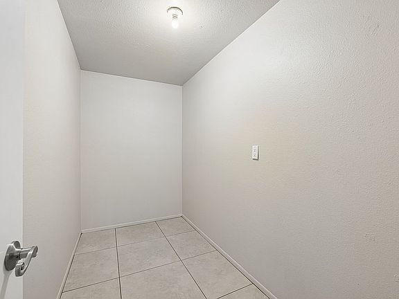4th image of 905 S Hacienda Dr