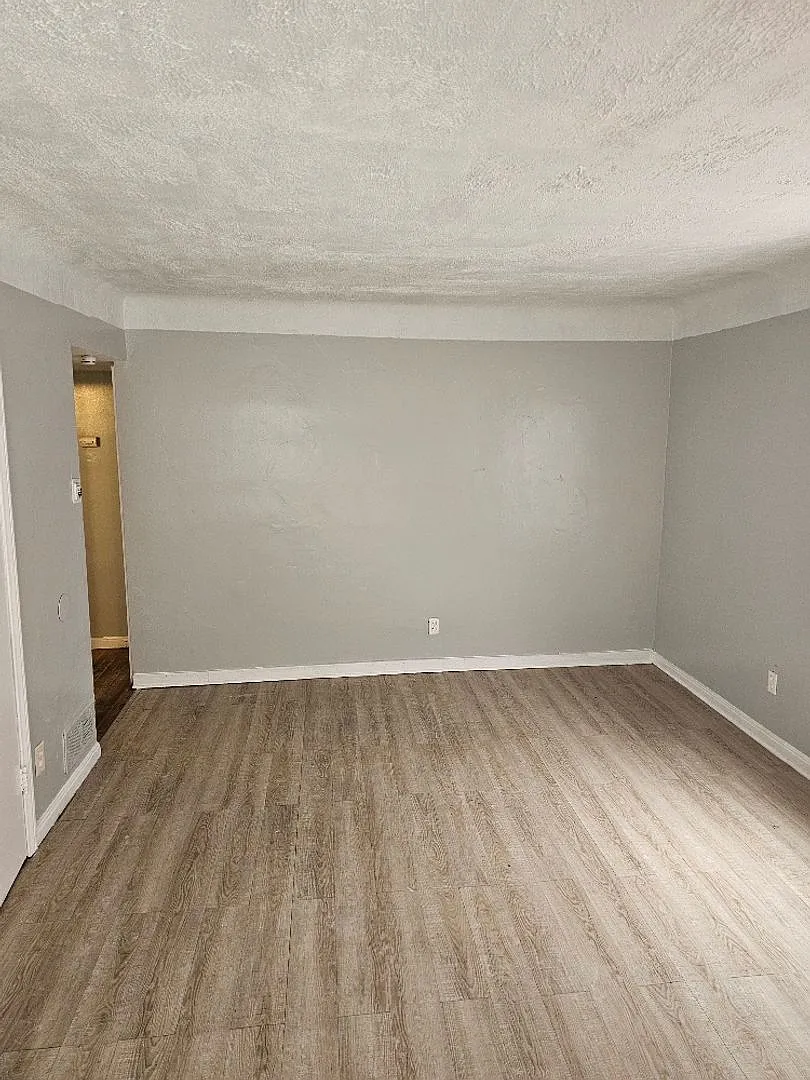 17335 Teppert - 2 Beds & 1 Bath For Rent! — Photo 2
