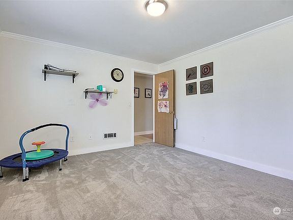 4th image of 618 190th Street E