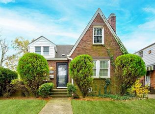 10 Mayfair Ave, Floral Park, NY 11001